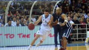 Rudy Fernandez conduce el bal&oacute;n ante la defensa de Jamon Lucas durante el partido de Euroliga entre el Real Madrid y el Anadolu Efes en Estambul. 