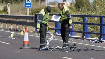 Agentes de la Guardia Civil observan el lugar y los restos de bicicletas destrozadas despu&eacute;s de que una conductora que dio positivo en los test de alcoholemia y drogas arrollara a un grupo de seis ciclistas, matando a dos de ellos.