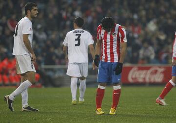 Para la vuelta, 21 de diciembre, Manzano no se guardó nada: Falcao, Diego Ribas, Koke, la defensa Juanfran-Miranda-Godín-Filipe… Y a los 18 segundos marcó el Albacete. Víctor Curto, desde la frontal. Había tiempo para remontar, pero los ánimos venían ya muy calientes, con el equipo 10º en Liga, habiéndosela pegado unos días antes ante el Betis… En verdad no hubo tiempo, el partido terminó 0-1 y el Atleti fue eliminado por un Segunda B. El entrenador fue despedido y la directiva optó para el puesto por Simeone.