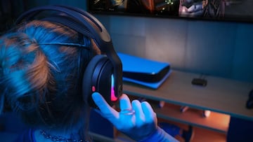 Una chica jugando mientras usa los Logitech G Astro A20 X Wireless