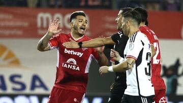 El jugador de Ñublense, Lorenzo Reyes, es fotografiado durante el partido de Primera División contra Colo Colo.