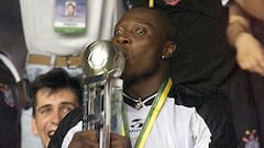(FILES) In this file photo taken on January 14, 2000, Corinthians' Colombian player Freddy Rincon kisses the winner's trophy after defeating Vasco da Gama 4-3 in the football final of the World Club Championships at Maracana Stadium in Rio de Janeiro, Brazil. - Rincon died on April 13, 2022 aged 55 of injuries he sustained in a traffic accident two days earlier, doctors said. (Photo by VANDERLEI ALMEIDA / AFP)