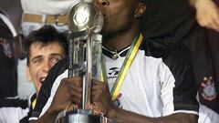 (FILES) In this file photo taken on January 14, 2000, Corinthians' Colombian player Freddy Rincon kisses the winner's trophy after defeating Vasco da Gama 4-3 in the football final of the World Club Championships at Maracana Stadium in Rio de Janeiro, Brazil. - Rincon died on April 13, 2022 aged 55 of injuries he sustained in a traffic accident two days earlier, doctors said. (Photo by VANDERLEI ALMEIDA / AFP)