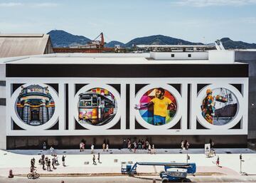 A finales del pasado mes de octubre Pel¨¦ cumpli¨® 80 a?os. Para conmemorar esta cifra redonda, el artista urbano Eduardo Kobra le dedic¨® una obra en Santos. El inmenso mural de 800 metros cuadrados rinde tributo a esta leyenda del f¨²tbol y del pa¨ªs que goleador y graffitero comparten. ¡°Cada vez que viajo y hablo con alguien de Brasil menciona a Pel¨¦. Es un genio. El mejor jugador de todos los tiempos y tambi¨¦n un icono¡±, explic¨® el autor. El mural, llamado ¡®Coraz¨®n Santisa¡¯, se inspir¨® en una instant¨¢nea emblem¨¢tica del delantero tomada en 1976, durante un partido entre la canarinha y el Flamengo. 30 dise?os, 10 horas de trabajo durante 45 d¨ªas, 300 latas de aerosol¡ para pintar el mejor homenaje por sus 80 a 'O Rei' Pel¨¦.
