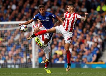 Football Soccer - Premier League - Everton vs Stoke City - Liverpool, Britain - August 12, 2017   Everton's Dominic Calvert-Lewin in action with Stoke City's Geoff Cameron   Action Images via Reuters/Lee Smith  EDITORIAL USE ONLY. No use with unauthorized audio, video, data, fixture lists, club/league logos or "live" services. Online in-match use limited to 45 images, no video emulation. No use in betting, games or single club/league/player publications. Please contact your account representative for further details.
