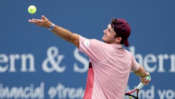 Tommy Paul saca en su partido contra Miomir Kecmanovic en Cincinnati.