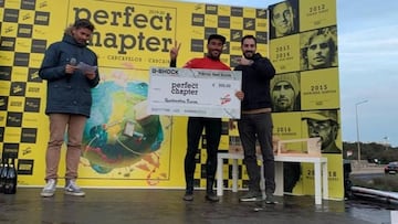 Aritz Aranburu con el cheque del premioa la mejor puntuaci&oacute;n del Cap&iacute;tulo Perfeito celebrado en la playa de Carcavelos (Portugal).