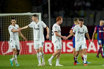 El centrocampista Heorhiy Sudakov del Shakhtar celebra su gol con sus compañeros durante el partido de Champions League entre el Barcelona y el Shakhtar Donetsk.