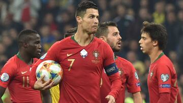 Cristiano, antes de lanzar el penalti ante Ucrania.