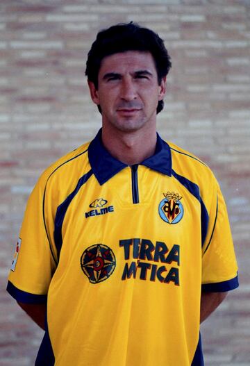 Jugó con el Barcelona la temporada 88/89 y con el Villarreal la temporada 98/99