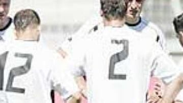 <b>TOQUE DE ATENCIÓN.</B> En el descanso del partidillo, Sáez reunió en un corrillo a los suplentes e intentó corregirles.