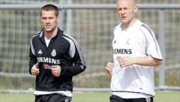 <b>POCOS INTERNACIONALES</b>. El danés Gravesen y el inglés Owen fueron de los pocos seleccionados blancos que pudieron ejercitarse sin problemas con el resto de compañeros en la Ciudad del Fútbol de Las Rozas.