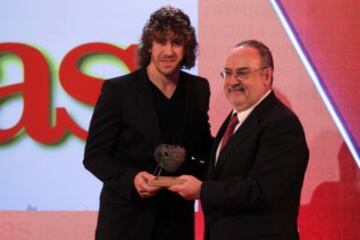 Premios AS 2014. Alfredo Rela?o entreg¨® el Premio As a la Trayectoria Deportiva a Carles Puyol.