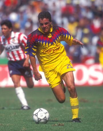 Uno de los Clásicos con más alarido fue el de la temporada 94-95, celebrado en el Estadio Jalisco. Después de seis anotaciones y el marcador igualado 3-3, Cuauhtémoc Blanco consiguió su primer gol en la historia de la rivalidad para decretar la victoria por 3-4 cerca del final.