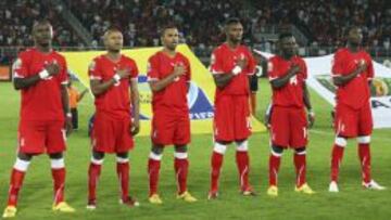 Los jugadores de Guinea Ecuatorial entonan el himno antes de un partido de la CAN.