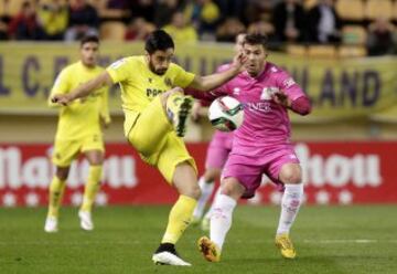 El jugador del Villarreal Costa (i) juega un balón ante López, del Cádiz, durante el partido de vuelta de los dieciseisavos de final de la Copa del rey que disputan esta noche en el estadio de El Madrigal, en Villarreal. 