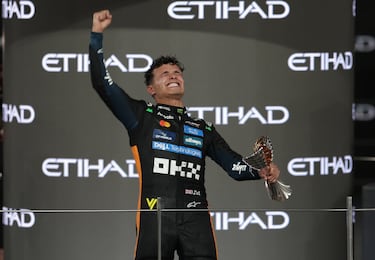 El piloto británico Lando Norris, que obtuvo el tercer puesto en el campeonato mundial de pilotos de Fórmula 1 de 2025, celebra en el podio su victoria tras el Gran Premio de Abu Dabi.