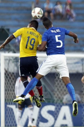 El jugador de Colombia Alfredo José Morelos (i) disputa el balón con Walace (d) de Brasil en partido del hexagonal final del Campeonato Sudamericano Sub'20 que se disputa en el estadio Centenario de Montevideo