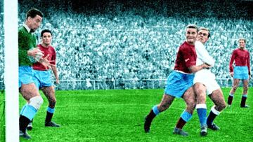 Mangriñán, marcando de cerca a Di Stéfano en el Bernabéu.