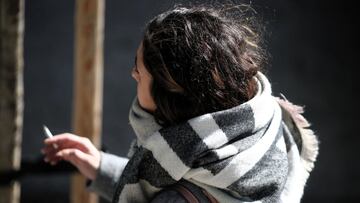 ¿Me pueden multar por fumar en exteriores o estar en una terraza sin la mascarilla puesta?