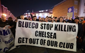 LONDON (United Kingdom), 25/02/2025.- Chelsea?s fans hold a protest calling for Chelsea owner ?Todd Boehly out? ahead of the English Premier League soccer match between Chelsea and Southampton at Stamford Bridge in London, Britain, 25 February 2025.  (Protestas, Reino Unido, Londres) EFE/EPA/ANDY RAIN EDITORIAL USE ONLY. No use with unauthorized audio, video, data, fixture lists, club/league logos, 'live' services or NFTs. Online in-match use limited to 120 images, no video emulation. No use in betting, games or single club/league/player publications.
