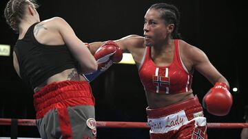 Cecilia Braekhus golpea a Aleksandra Lopes durnate su combate de 2018.