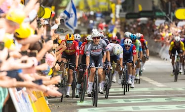 Philipsen ganó la primera etapa al esprint y se coloca el primer maillot amarilla de la ronda gala.