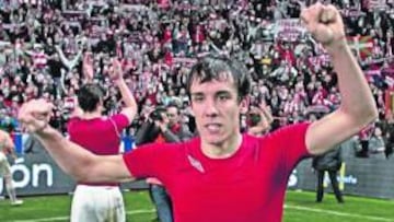 <b>ALEGRÍA. </b>David López acaba de entregar su camiseta a los aficionados. El Athletic tuvo un gran apoyo de sus hinchas en El Molinón.