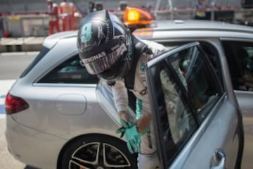 Nico Rosberg saliendo del coche de seguridad que le condujo hasta su box.
