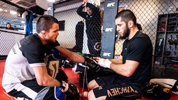 Islam Makhachev poniéndole el guante a Umar Nurmagomedov durante un entreno.