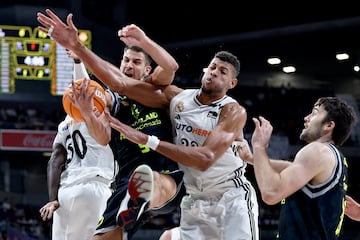 Edy Tavares pelea un balón con Nico Brussino y Mike Tobey.