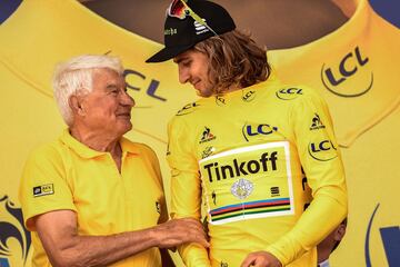 Poulidor estuvo asociado a la organizaci車n del Tour de Francia. En la imagen charla con Peter Sagan tras una etapa del Tour de 2016.