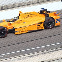 Alonso deslumbra y vuela a casi 360 km/h en Indianápolis