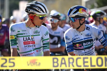 Juan Ayuso (UAE Team Emirates) y Primoz Roglic (Team Red Bull- BORA - Hansgrohe) antes del inicio de 104.ª Volta Ciclista a Cataluña 2025.