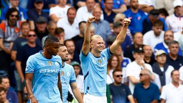 Soccer Football - Premier League - Chelsea v Manchester City - Stamford Bridge, London, Britain - August 18, 2024 Manchester City's Erling Haaland celebrates scoring their first goal with Mateo Kovacic and Manuel Akanji Action Images via Reuters/Peter Cziborra EDITORIAL USE ONLY. NO USE WITH UNAUTHORIZED AUDIO, VIDEO, DATA, FIXTURE LISTS, CLUB/LEAGUE LOGOS OR 'LIVE' SERVICES. ONLINE IN-MATCH USE LIMITED TO 120 IMAGES, NO VIDEO EMULATION. NO USE IN BETTING, GAMES OR SINGLE CLUB/LEAGUE/PLAYER PUBLICATIONS. PLEASE CONTACT YOUR ACCOUNT REPRESENTATIVE FOR FURTHER DETAILS..