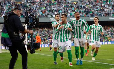 Los jugadores del Betis celebran el 1-1 de Lo Celso. 
