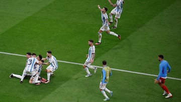 GR5722. RAYÁN (CATAR), 09/12/2022.- Jugadores de Argentina celebran al ganar la serie de penaltis hoy, en un partido de los cuartos de final del Mundial de Fútbol Qatar 2022 entre Países Bajos y Argentina  en el estadio de Lusail (Catar). EFE/ Alberto Estevez
