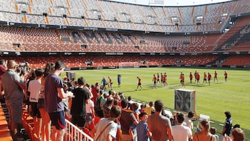 ENTRENAMIENTO DEL VALENCIA EN MESTALLA CON PUBLICO SEGUIDORES