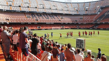  ENTRENAMIENTO DEL VALENCIA  EN MESTALLA CON PUBLICO SEGUIDORES