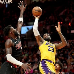 Deandre Ayton le da un nuevo récord a LeBron James