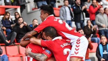 Los jugadores del Nástic celebran un gol durante el partido ante el Real Oviedo.