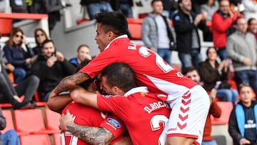 Los jugadores del N&aacute;stic celebran un gol durante el partido ante el Real Oviedo.