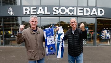 Los exrealistas Alberto Gorriz y Mitxel Loinaz posan en Anoeta