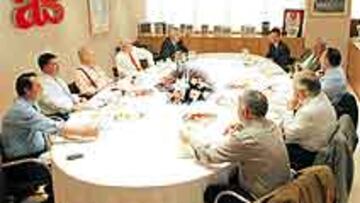 <B>LA MESA.</B> Juan Mora, Alejandro Elortegui, Enrique Franco, Víctor Cordero, Carmelo Ruiz, Juanma Trueba, Tito Franco, Alfredo Relaño, Manuel Díaz y Chema Bermejo.