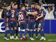 Los jugadores del Huesca celebran el gol de Escobar.