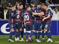 Los jugadores del Huesca celebran el gol de Escobar.