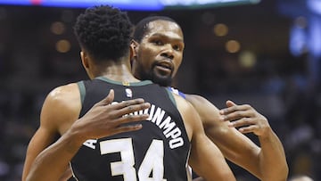 Kevin Durant, alero de los Golden State Warriors, se abraza a Giannis Antetokounmpo, de los Milwaukee Bucks.