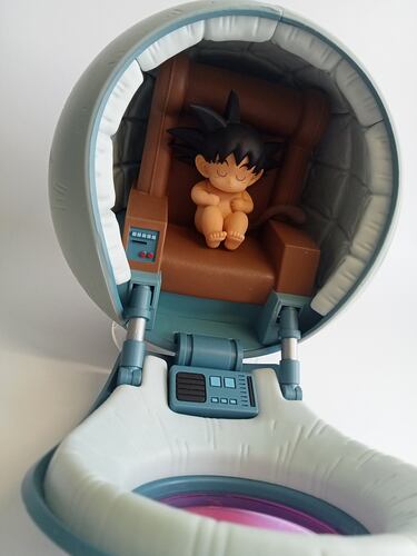 Goku bebé en cápsula Saiyan por Banpresto