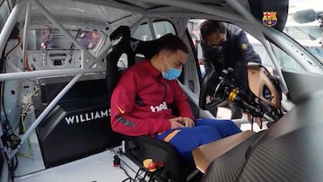 Los jugadores del Barça reciben sus coches antes de medirse al Cornellà en Copa