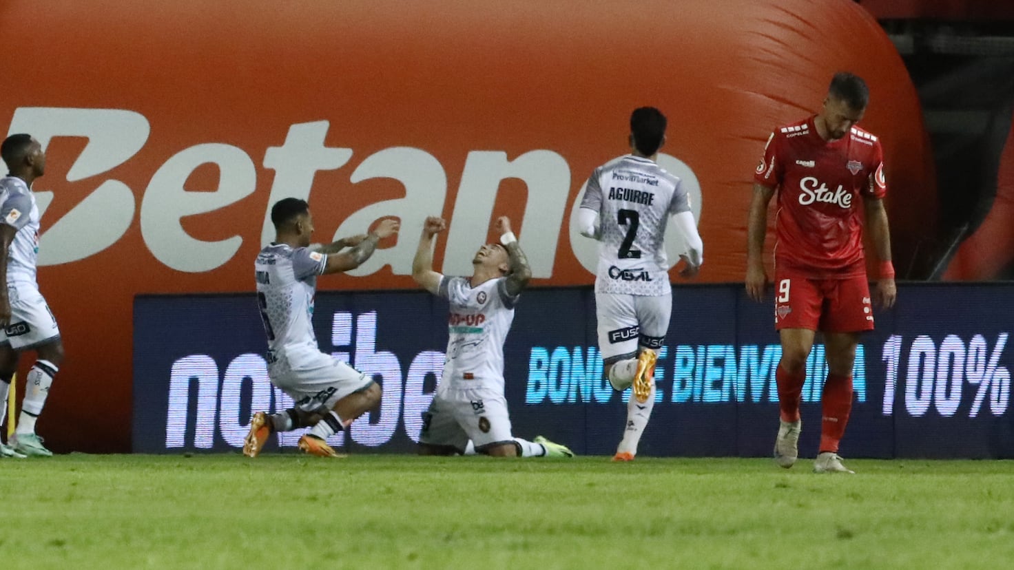 Daniel 'Popin' Castro alcanza los 100 goles con Deportes Limache Daniel 'Popin' Castro alcanza los 100 goles con Deportes Limache